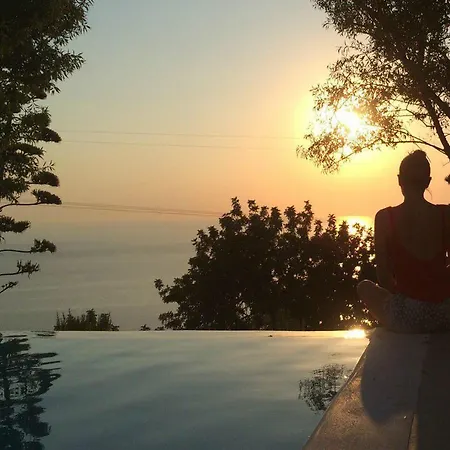 וילה Yades Athánion